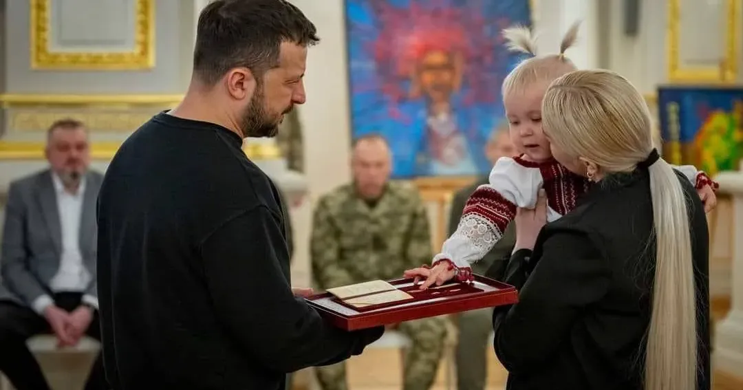 Президент Зеленський вручив орден "Золота Зірка" дружині загиблого Героя Олега Фадєєнка Володимир Зеленський вручив орден "Золота Зірка" Героя дружині загиблого військовослужбовця Олега Фадєєнка на порталі Gromada Group