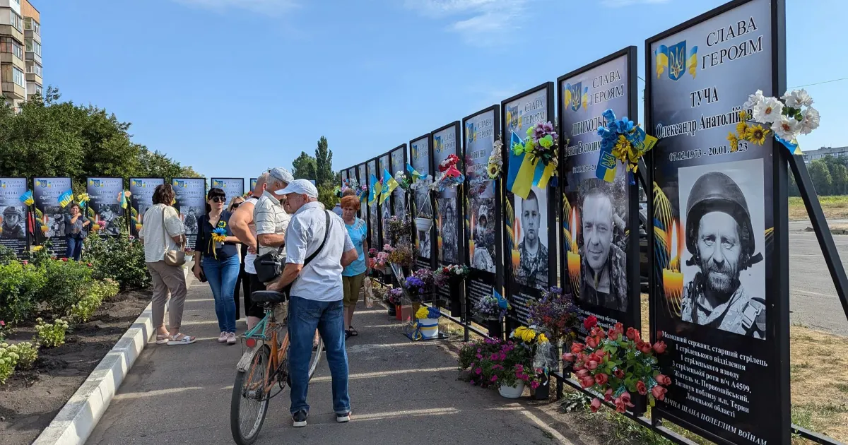 Фото: Первомайська міська рада У Первомайському вшанували загиблих захисників України на мітингу на Алеї Слави на порталі Gromada Group